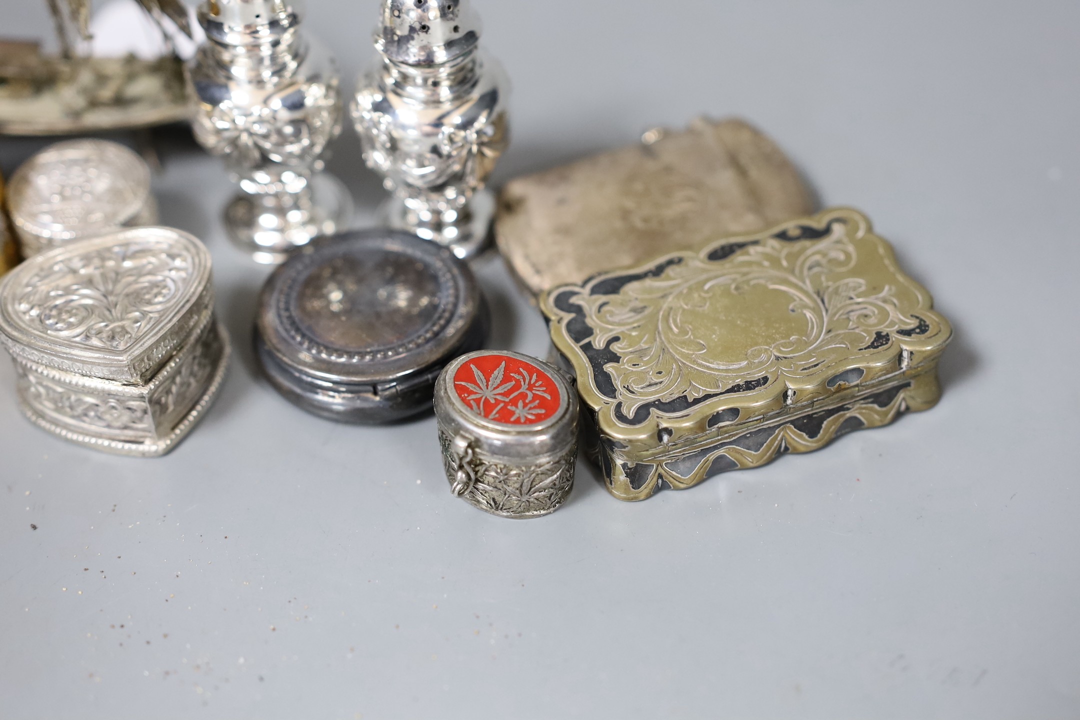 Mixed collectables including a silver vesta, pair of silver pepperettes, modern silver pill box and seven other items.